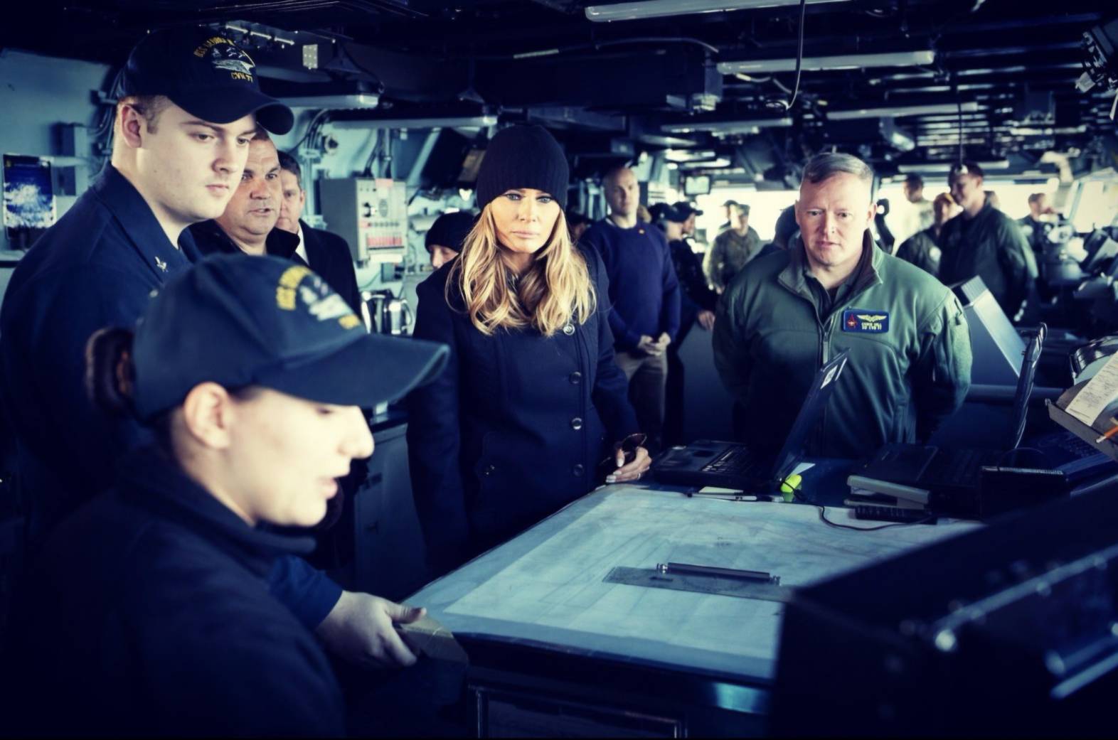 美國第一夫人梅蘭妮尼（中）陪總統川普前往維吉尼亞州諾福克（Norfolk），出席海軍建軍250周年慶典，並觀看船上作業。圖／取自MELANIA TRUMP X