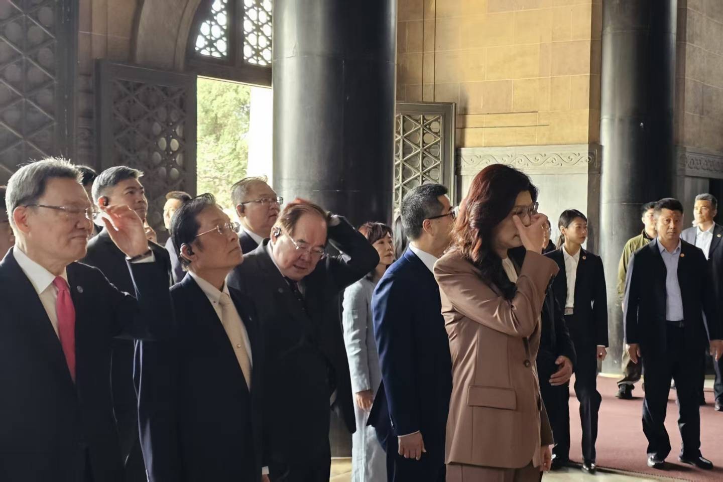 國民黨主席鄭麗文(前)8日至南京中山陵拜謁國民黨總理孫中山。圖/讀者提供