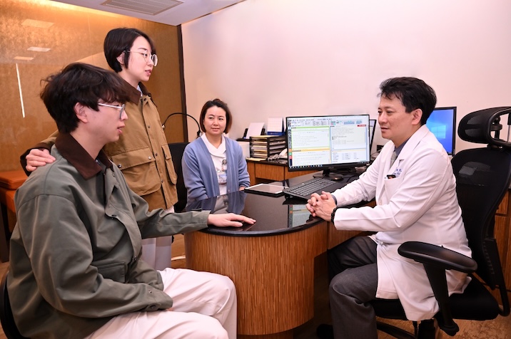 高醫團隊積極參與「台灣精準醫療計畫」，圖為高醫院長王照元（右）看診。圖/高醫提供