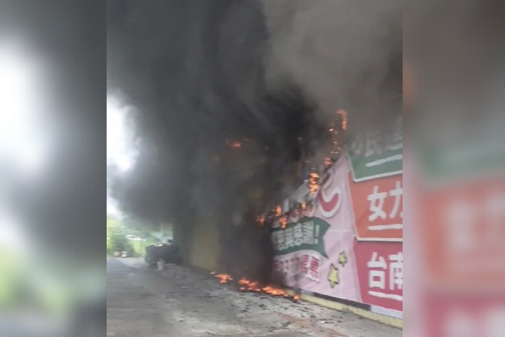 台南永康五金賣場起火 爆炸聲不斷 員工倉皇逃命