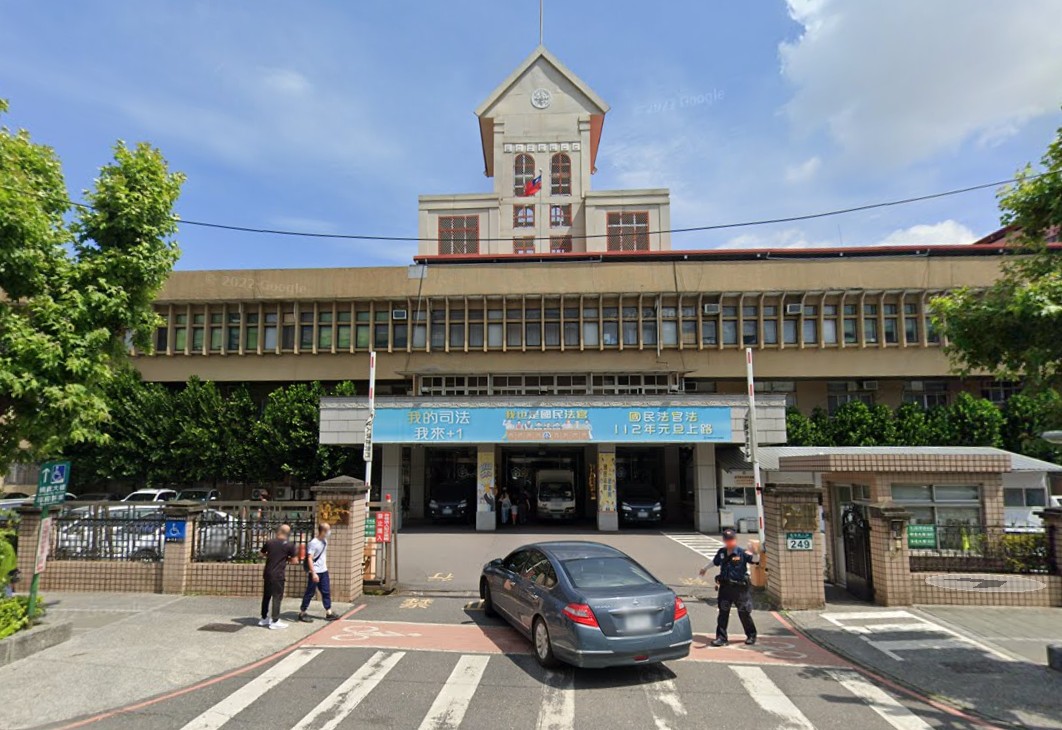 新北地院刑事庭書記官游立綸涉嫌勾結詐團遭逮。圖/Google街景