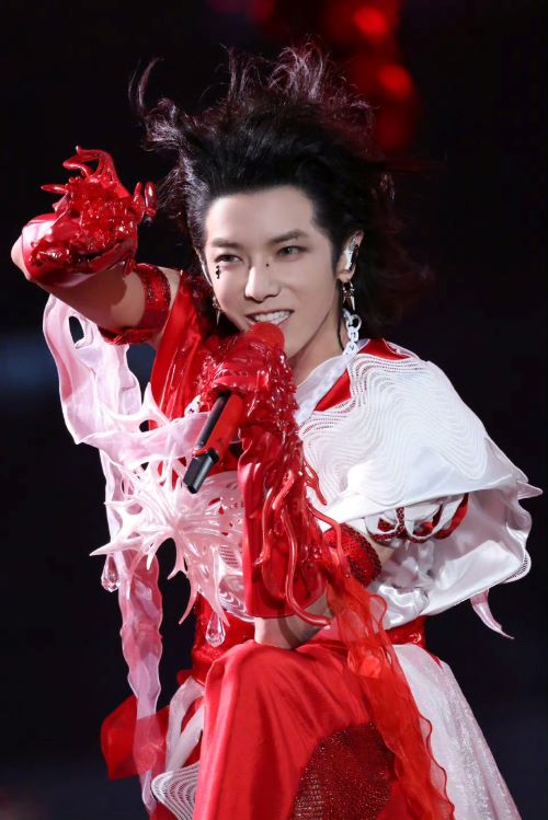 華晨宇試圖將演唱會從單一表演轉化為結合旅遊的體驗。圖/取自華晨宇微博