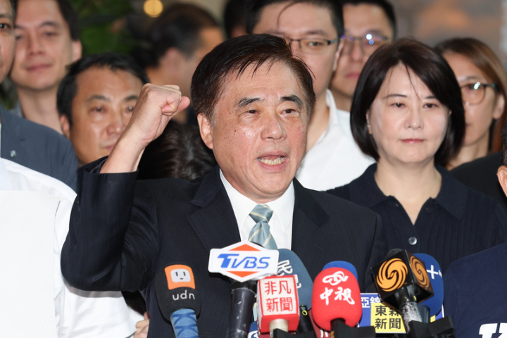 郝龍斌大陣仗登記參選黨主席  誓言做黨內團結「桶箍」