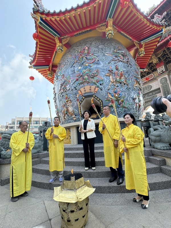 雲林北港武德宮歷時6年時間，建造可過濾懸浮物、空污氣體的地庫金爐，武德宮主委林安樂（右2）主持典禮活動，雲林縣長張麗善（右3）等人出席見證地爐啟用。圖/中央社