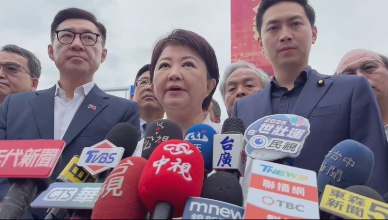 台中市長盧秀燕（前中）26日接受媒體聯訪談能源政策。圖/中央社