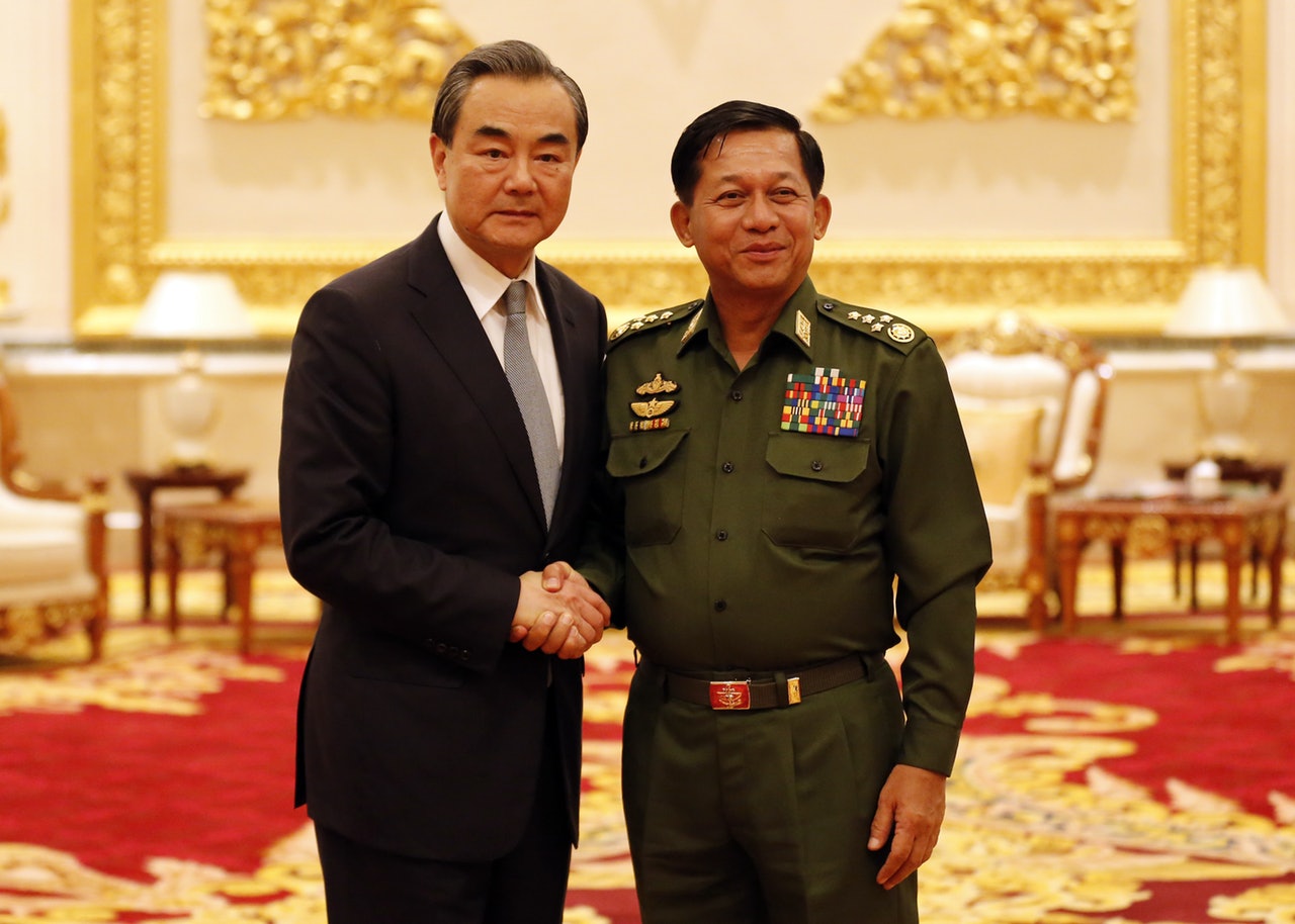 緬甸軍政府領導人敏昂萊（右）日前表示軍政府當局仍有意讓緬甸回到民主道路。圖／取自大陸外交部官網