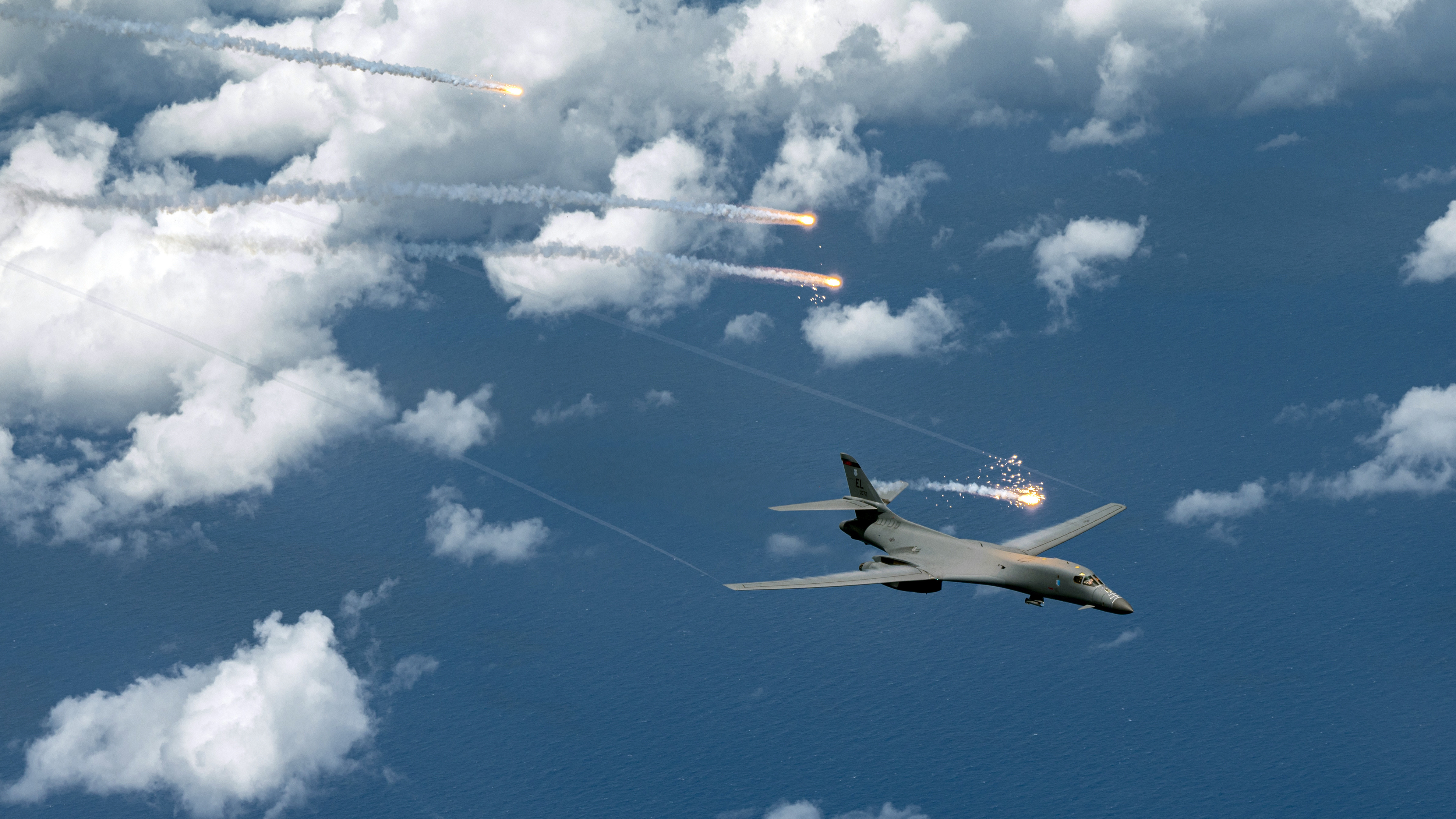 美國空軍B-1B 在太平洋上空的轟炸機特遣隊發射照明彈。 圖/取自美國空軍官網