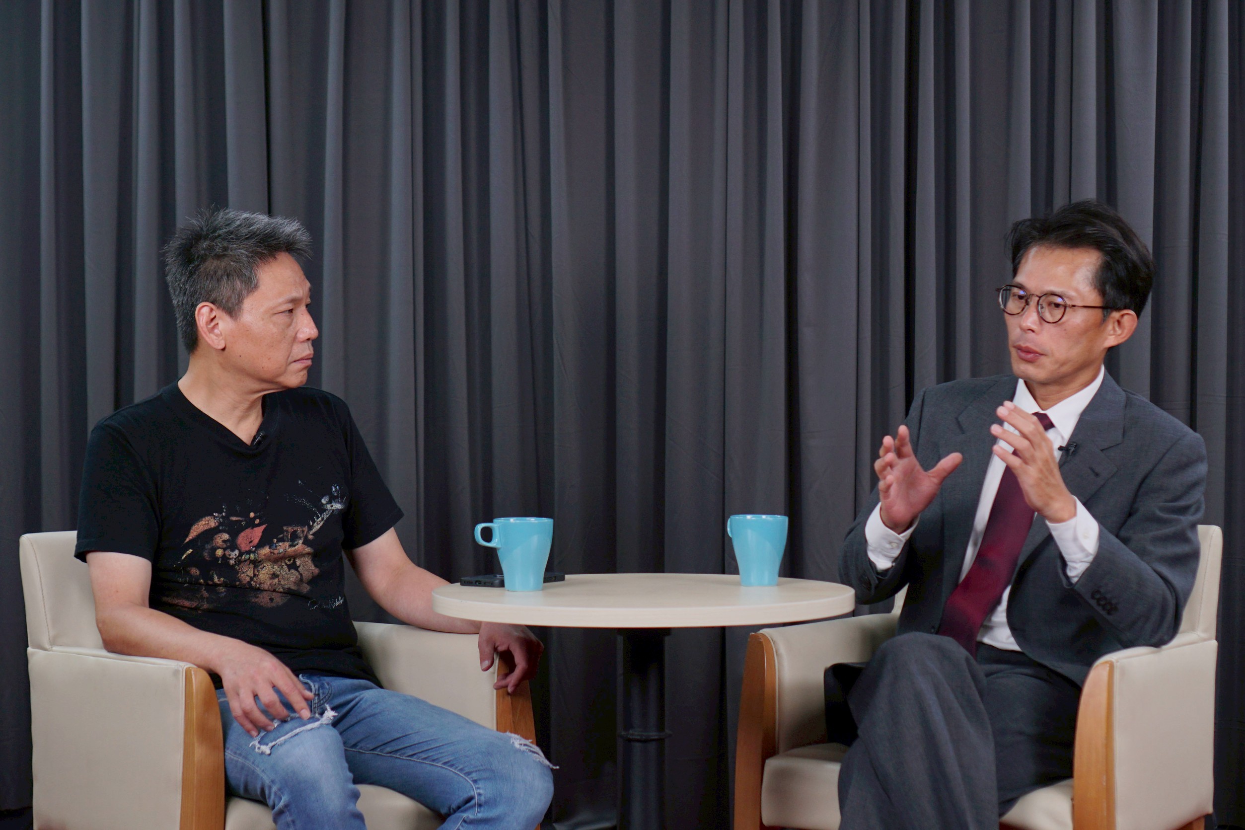 民眾黨主席黃國昌（右）14日接受《寒梅Talk爆》主持人謝寒冰（左）專訪。圖/記者梁鴻欣攝