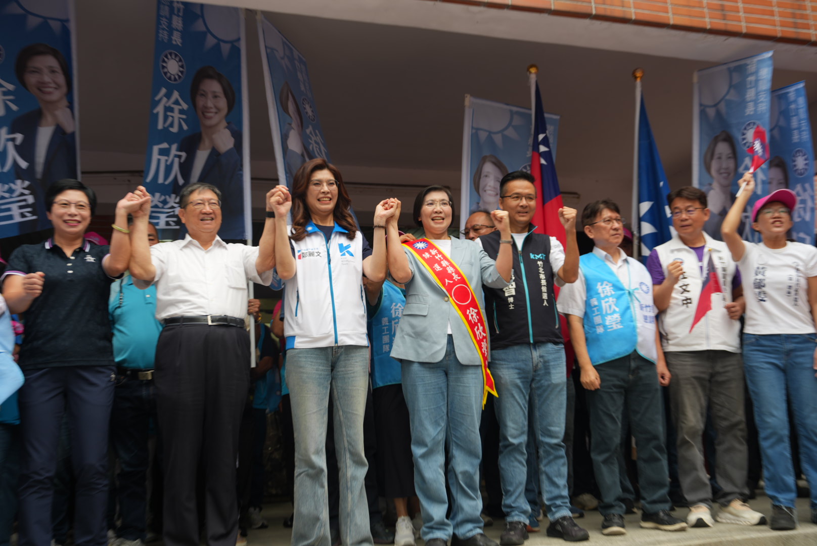在國民黨主席鄭麗文（左三）陪同下，國民黨新竹縣長參選人徐欣瑩（左四）、竹北市長參選人吳旭智（左五）都已登記完成，但他們對「藍白合」仍保留一線希望。圖／徐欣瑩辦公室提供