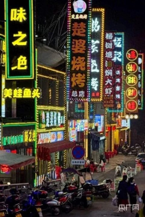 岳陽開放大學與岳陽市燒烤協會宣布聯手，成立全大陸第一所「岳陽燒烤研究院」。圖/取自央廣網