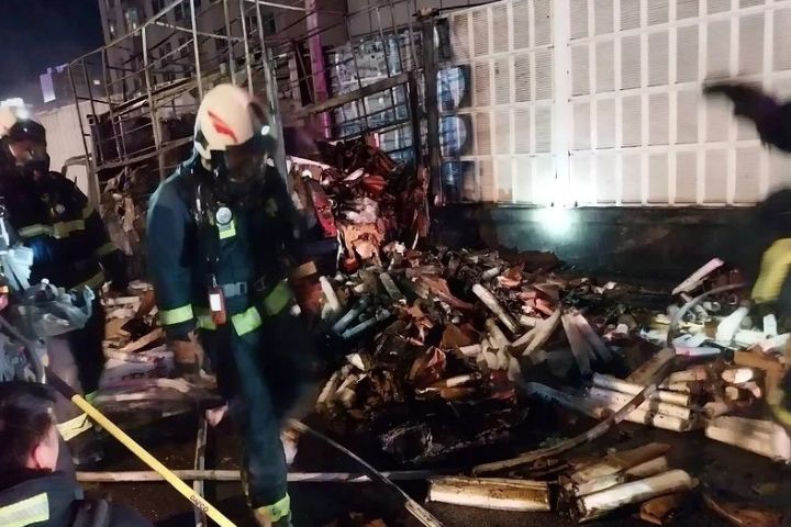 小貨車駕駛突然發現車輛冒煙，短短幾分鐘內車輛迅速起火，小貨車已燒毀。圖/取自北市消防局