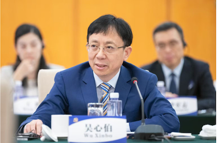 復旦大學國際問題研究院院長吳心伯（圖）認為，經濟代價累積將迫使美國重回談判桌。圖／取自第一財經