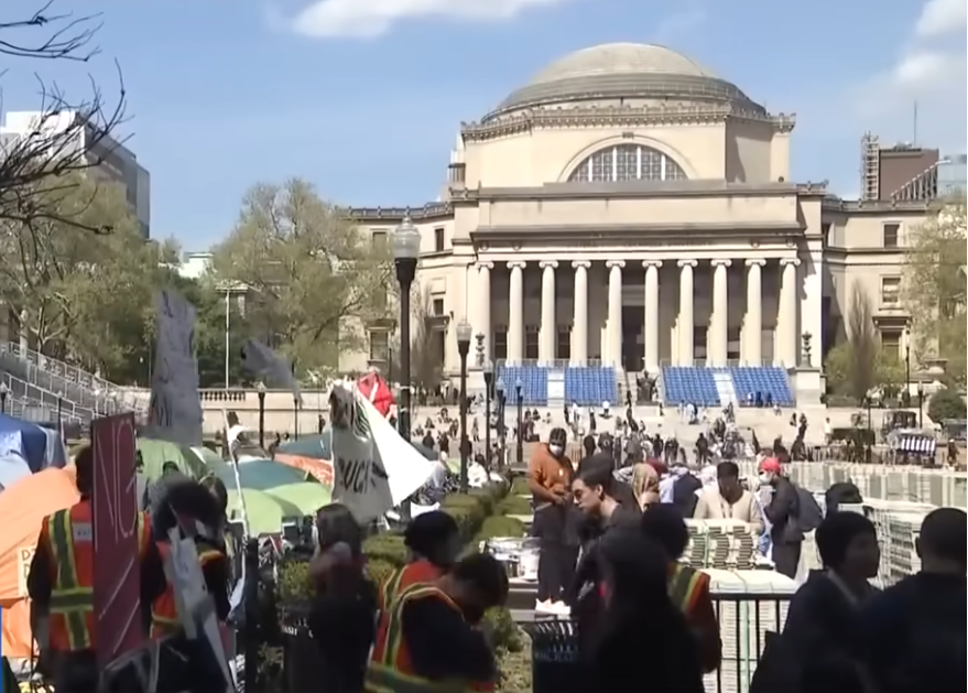 哥倫比亞大學正為迎接新學年準備，校園安寧成為焦點，校方已經實施人員管制。圖/翻攝自CBS New York YouTube頻道