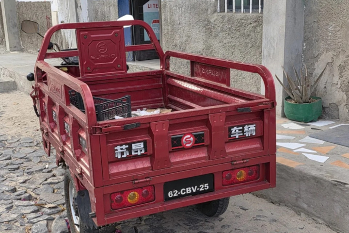 維德角街頭出現的陸製三輪車。圖/取自每日經濟新聞