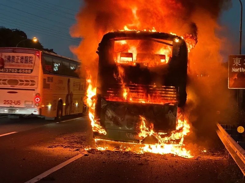 基北快捷公車2088今天下午5時29分，在北上2.7公里路段火燒車，44人急時逃生。圖/基隆市消防局提供