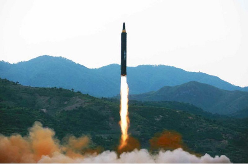 北韓「勞動新聞」新型戰略彈道飛彈，代號「火星12型」（Hwasong-12）試射。圖／取自北韓「勞動新聞」網站