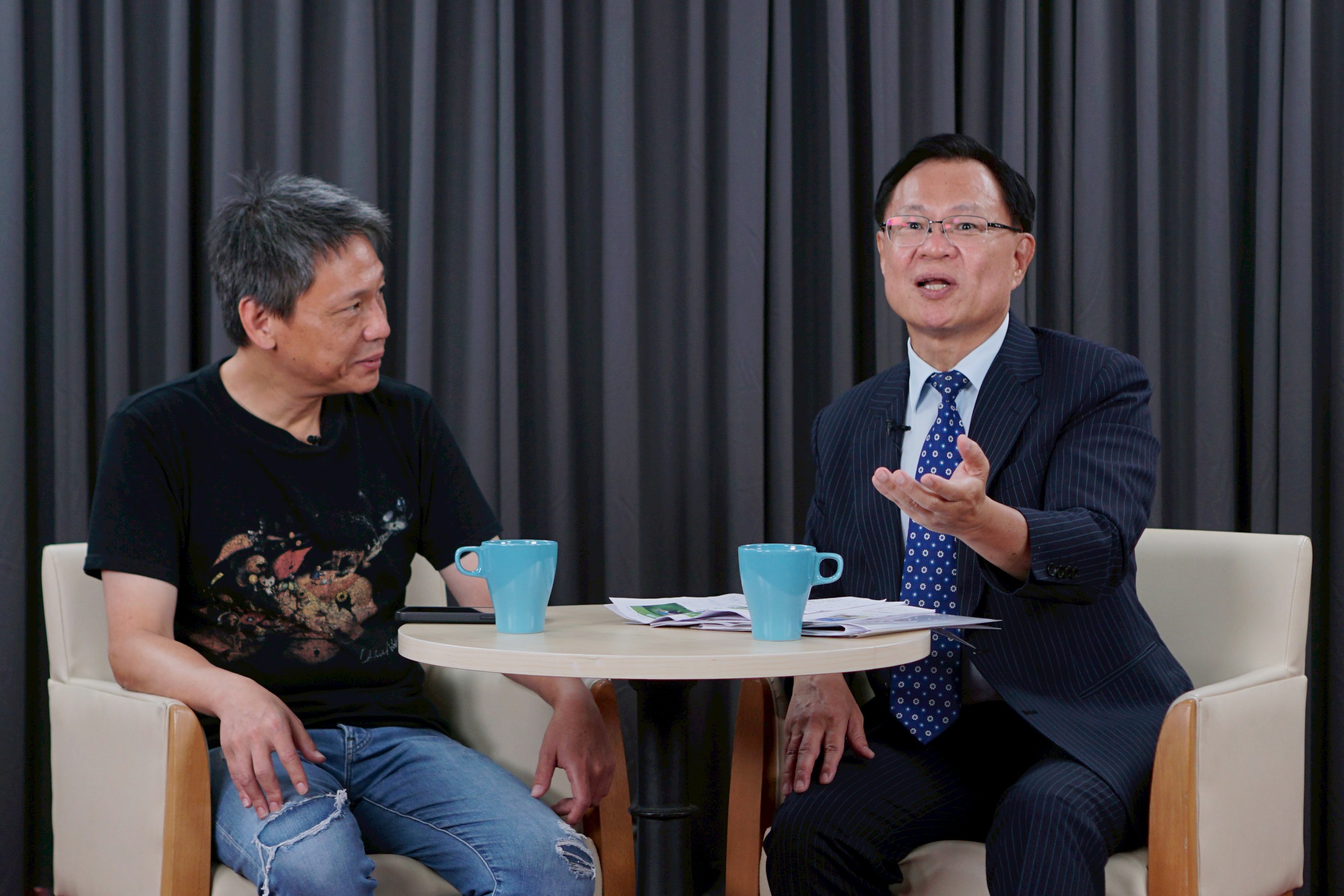 民眾黨立委張啟楷(右)24日參加《梅花新聞網》製作、謝寒冰主持的「寒梅Talk爆」節目錄影。圖/記者梁鴻欣攝