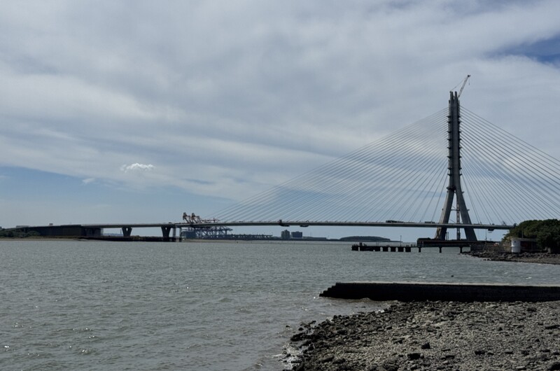淡江大橋16日合龍，展現連接淡水河口兩岸的美麗景象，八里淡水店家期待未來通車後，能帶來更大商機。圖/中央社