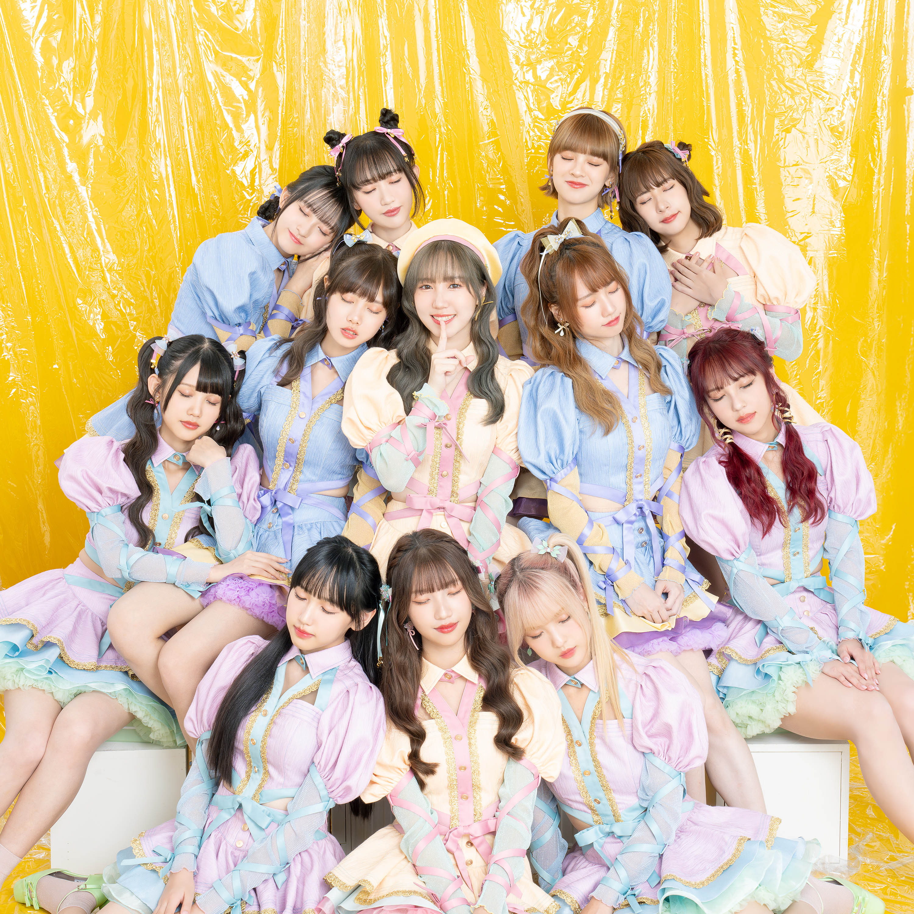 睽違一年，AKB48 Team TP正式發行第二張全原創單曲〈24/7 Shining〉，後排左起張少瞳、黃奕霖(10)、蔡伊柔(肉肉)、宮田留佳(Ruka)，中排左起林于馨(01)、蔡亞恩(麵麵)、劉曉晴、林易沄，前排左起伊品、董子瑄、翁彤薰(嗡嗡)、潘姿怡(mina)。圖/好言娛樂