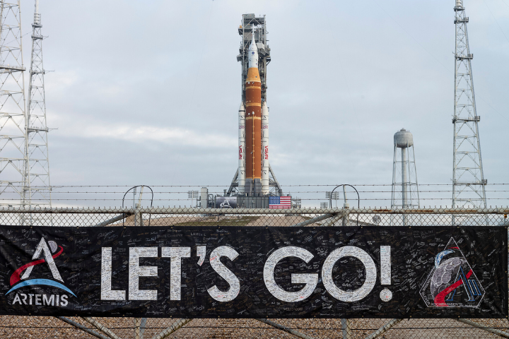 NASA新登月火箭進駐發射台　半世紀來首次載人繞月最快2月升空