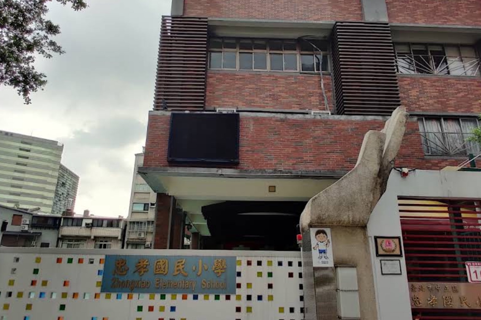 台師遭戳屁股本能推開竟遭記申誡！杜聖聰：在美國直接觸犯刑法