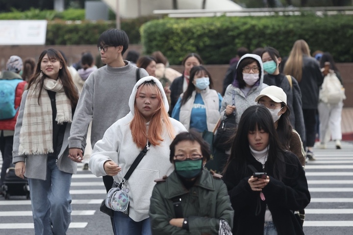 東北季風增強北台又轉涼　周一開工冷氣團再報到