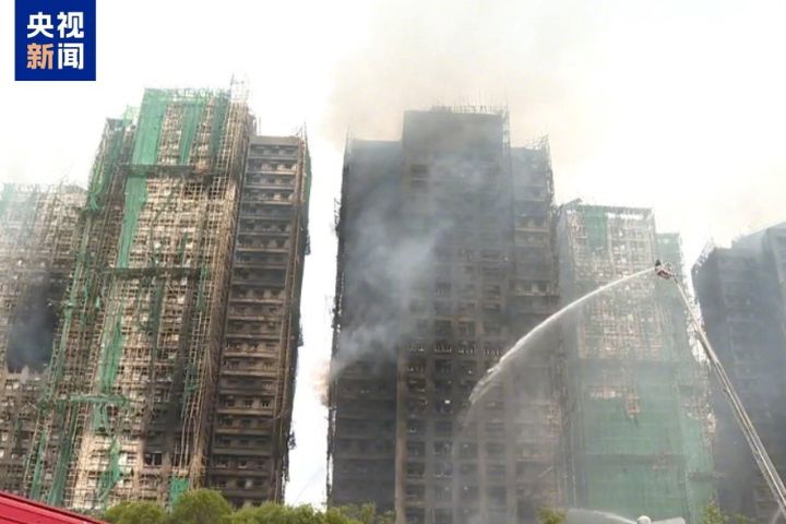 香港大火已造成83死77傷　住戶丈夫痛訴：妻子最後喊「撐不住了」