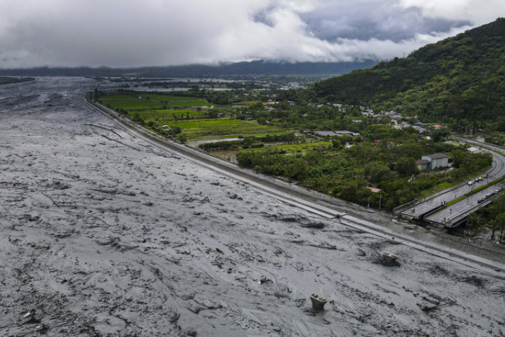 花蓮縣馬太鞍溪堰塞湖溢堤，大量洪水沖斷馬太鞍溪橋，圖為馬太鞍溪橋光復鄉端24日上午現況。圖/中央社