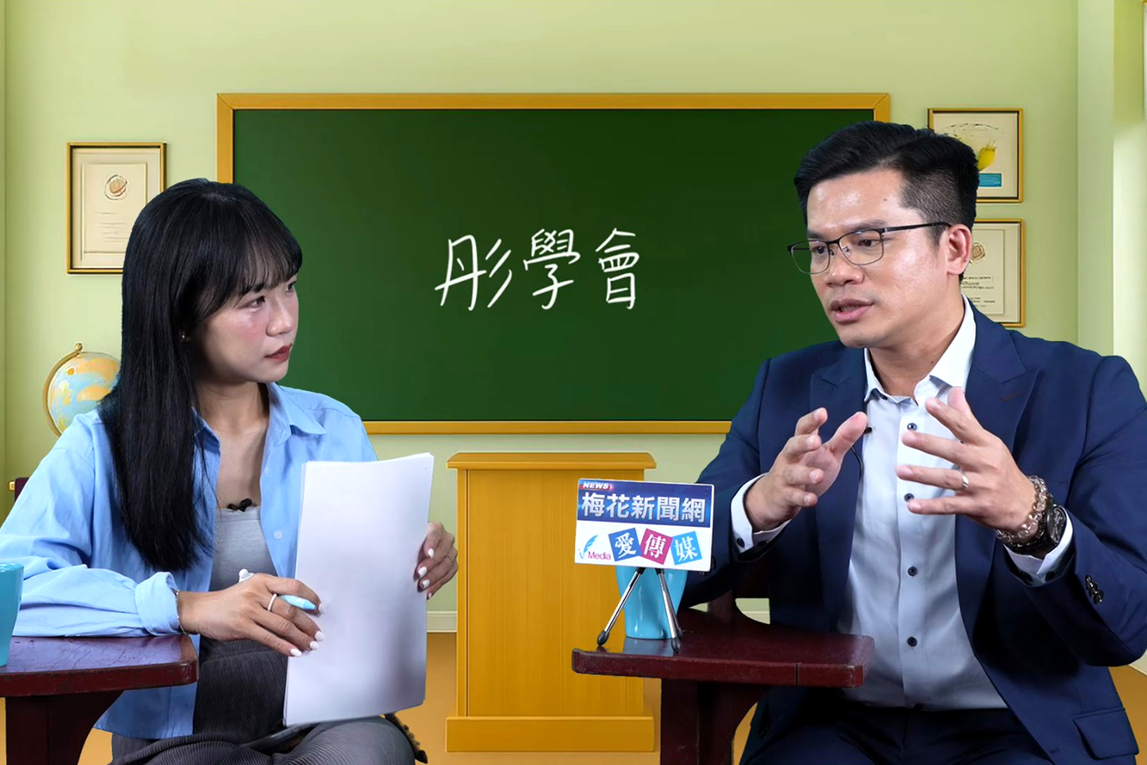 由《梅花新聞網》製作、民眾黨發言人張彤(左)主持的政論節目《彤學會》,24日特別邀請民眾黨政策會執行長吳皇昇(右)受訪。圖/記者蔡昕蓉攝