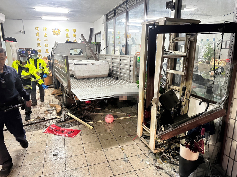 基隆警局第三分局八堵分駐所被一輛小貨車衝入，造成當時在分駐所值班的兩名警員1死1傷。圖/中央社