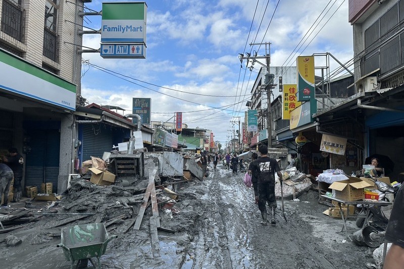 花蓮馬太鞍溪堰塞湖潰壩，光復鄉受災慘重，連日以來各地「鏟子超人」參與救災復原，但也暴露中央和地方救災缺乏整合的問題。圖/中央社