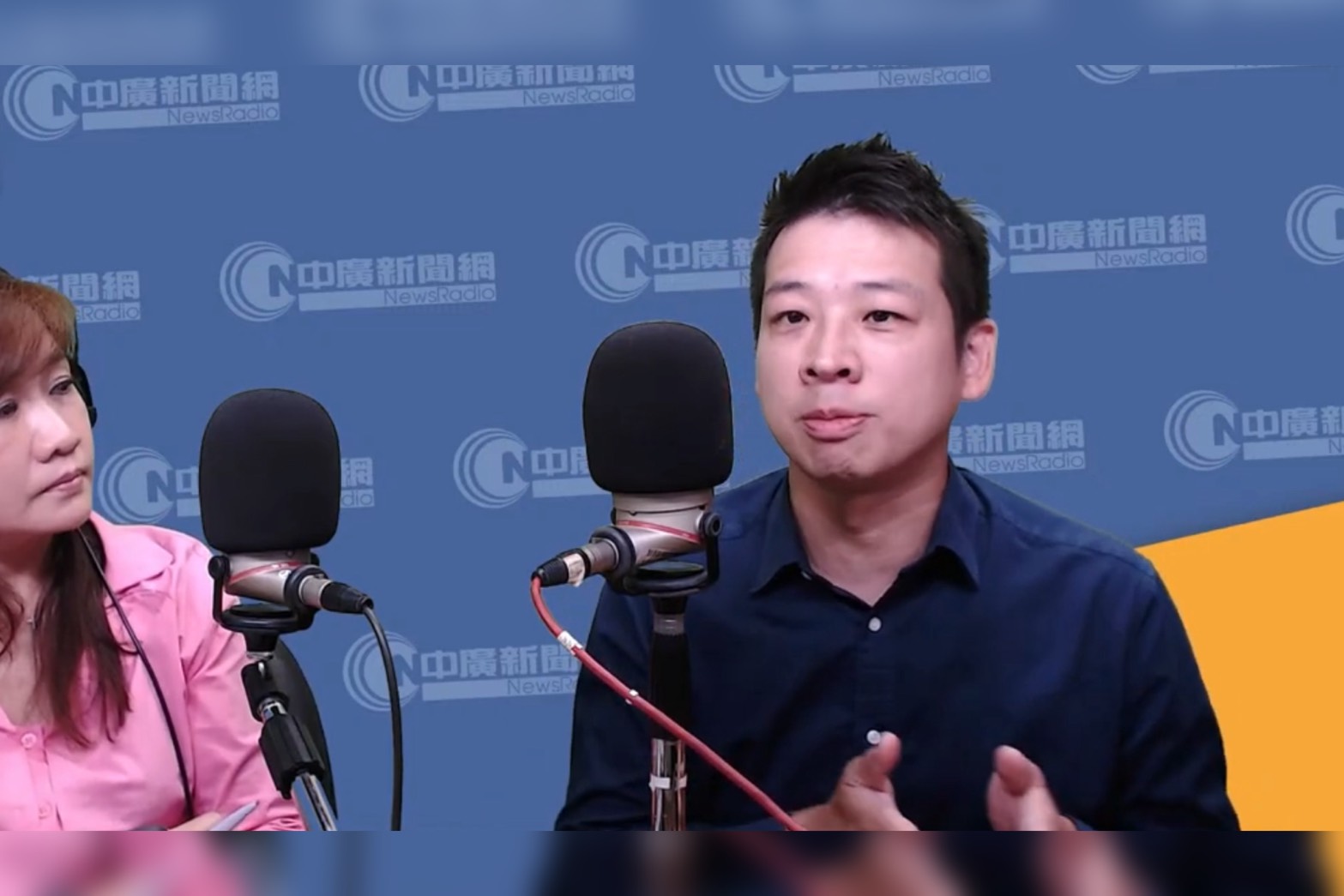 民眾黨副秘書長許甫（右）透露，民眾黨不會介入或押寶國民黨主席的選舉。圖/取自中廣新聞網YT