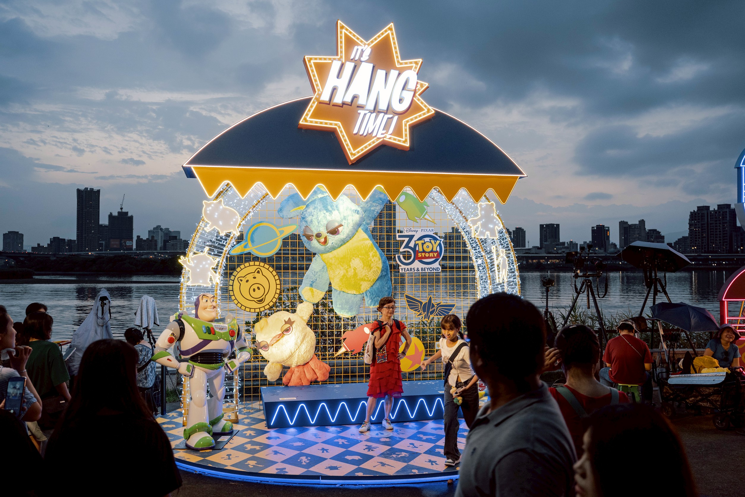 近水樓台先得月，夏天嘛，水岸邊涼快、有頂棚防雨，情人們最樂。圖/台灣觀光創新協會提供