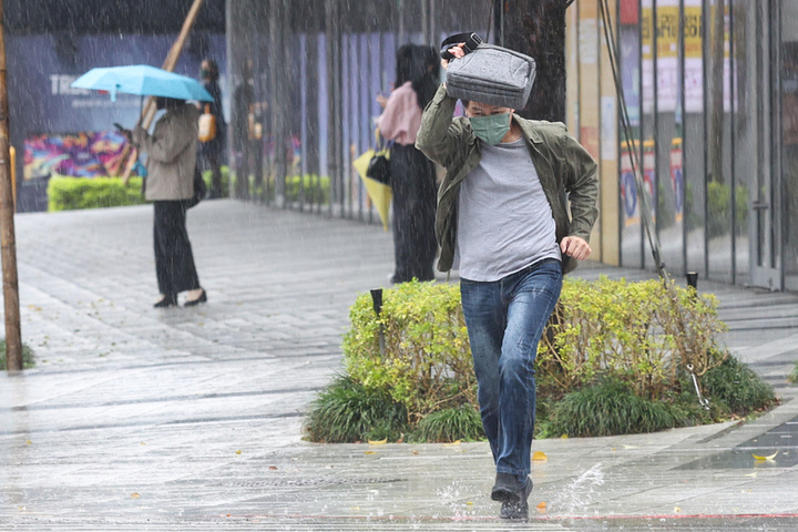 今天各地仍有短暫陣雨。圖/取自中央社