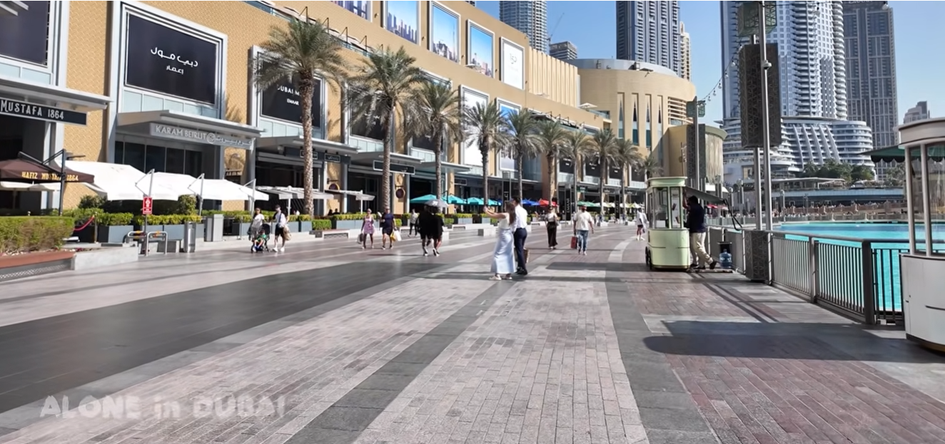 圖為杜拜購物中心外觀，開戰後購物中心已變得冷清。圖／翻攝自 Alone in Dubai YT頻道