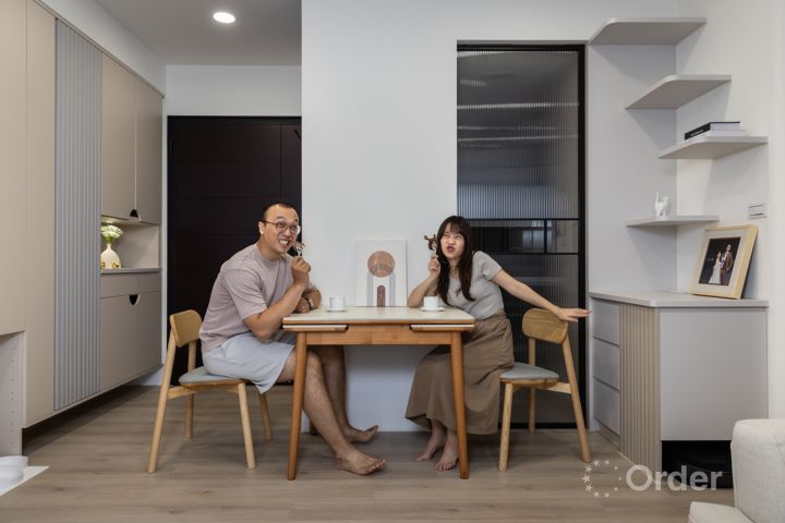 廚房鋁框拉門守護毛孩安全,搭配優渥實木餐椅溫潤吸睛;愛搞怪的小張阿舜,為奶油宅增添滿滿笑聲!圖/歐德集團提供
