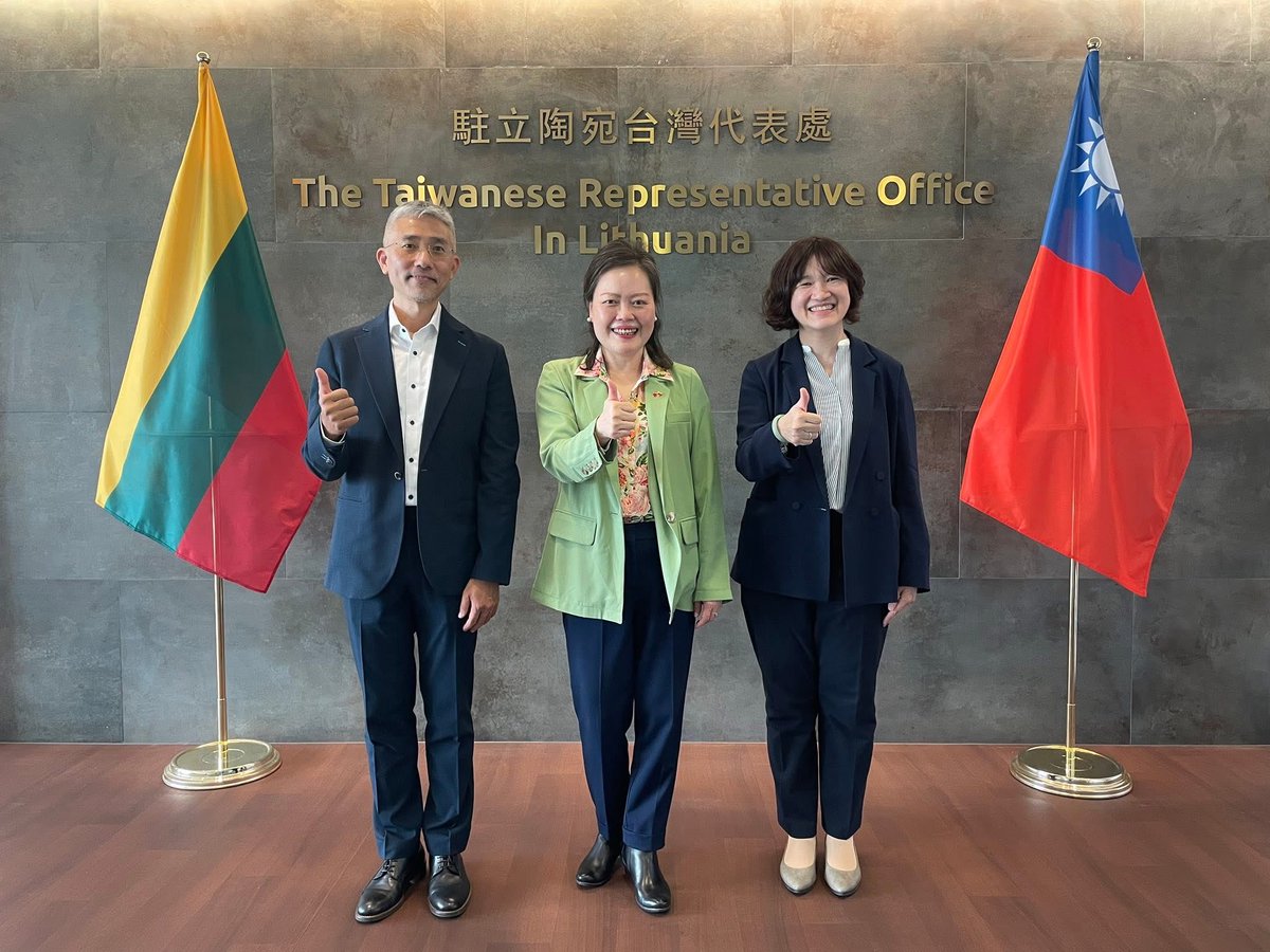 台灣代表處更名後,招牌下已成各界留影的主要場所。圖/取自The Taiwanese Representative Office in Lithuania x