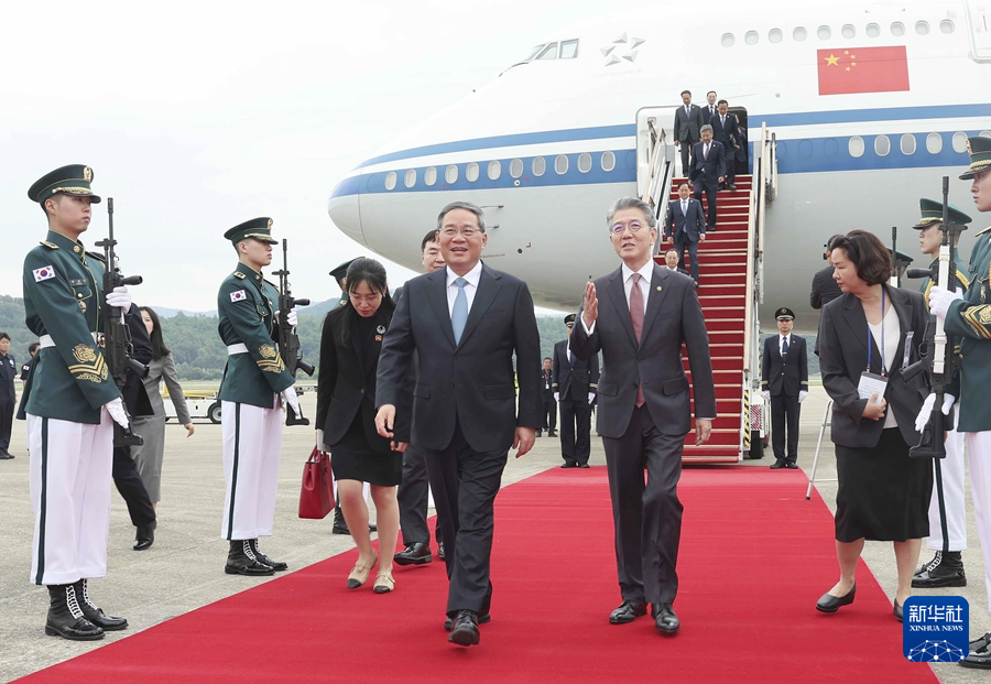 大陸總理李強26日抵達韓國首爾出席中日韓領導人峰會。圖/取自新華社