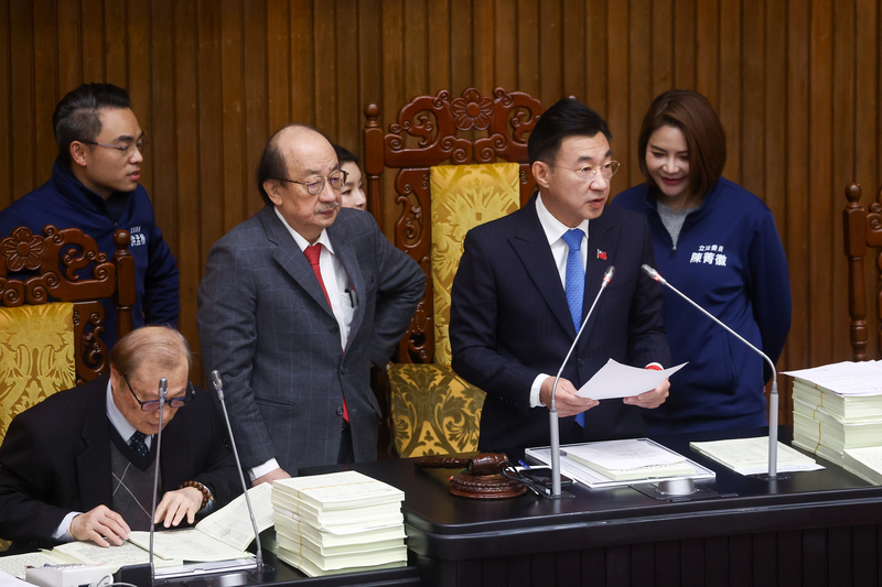 立法院會20日繼續處理114年度中央政府總預算案，由立法院副院長江啟臣（右2）主持，民進黨立法院黨團總召柯建銘（前左2）上前溝通議程問題。圖/中央社