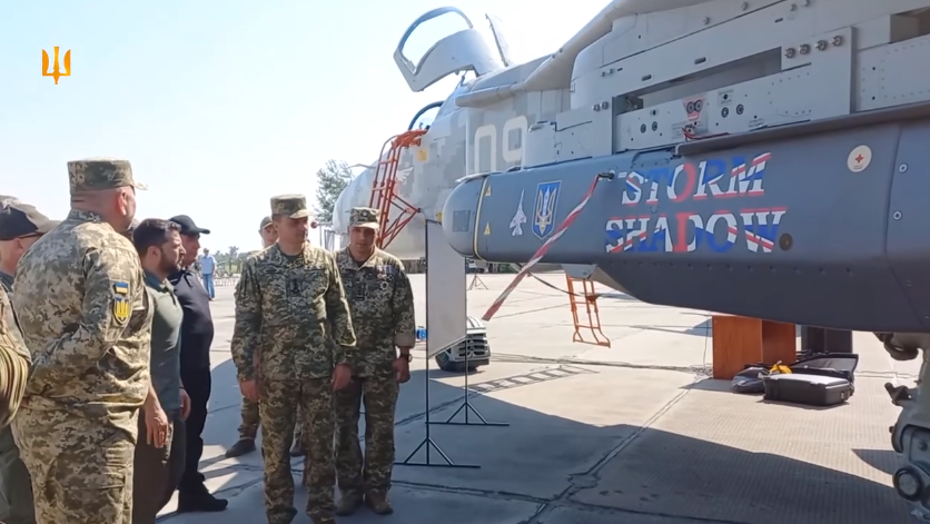 圖為去年澤倫斯基視察掛載在 烏軍Su-24M戰鬥轟炸機的「暴風影」，他還在飛彈上簽名。圖/翻攝自Air Force Command of UA Armed Forces臉書