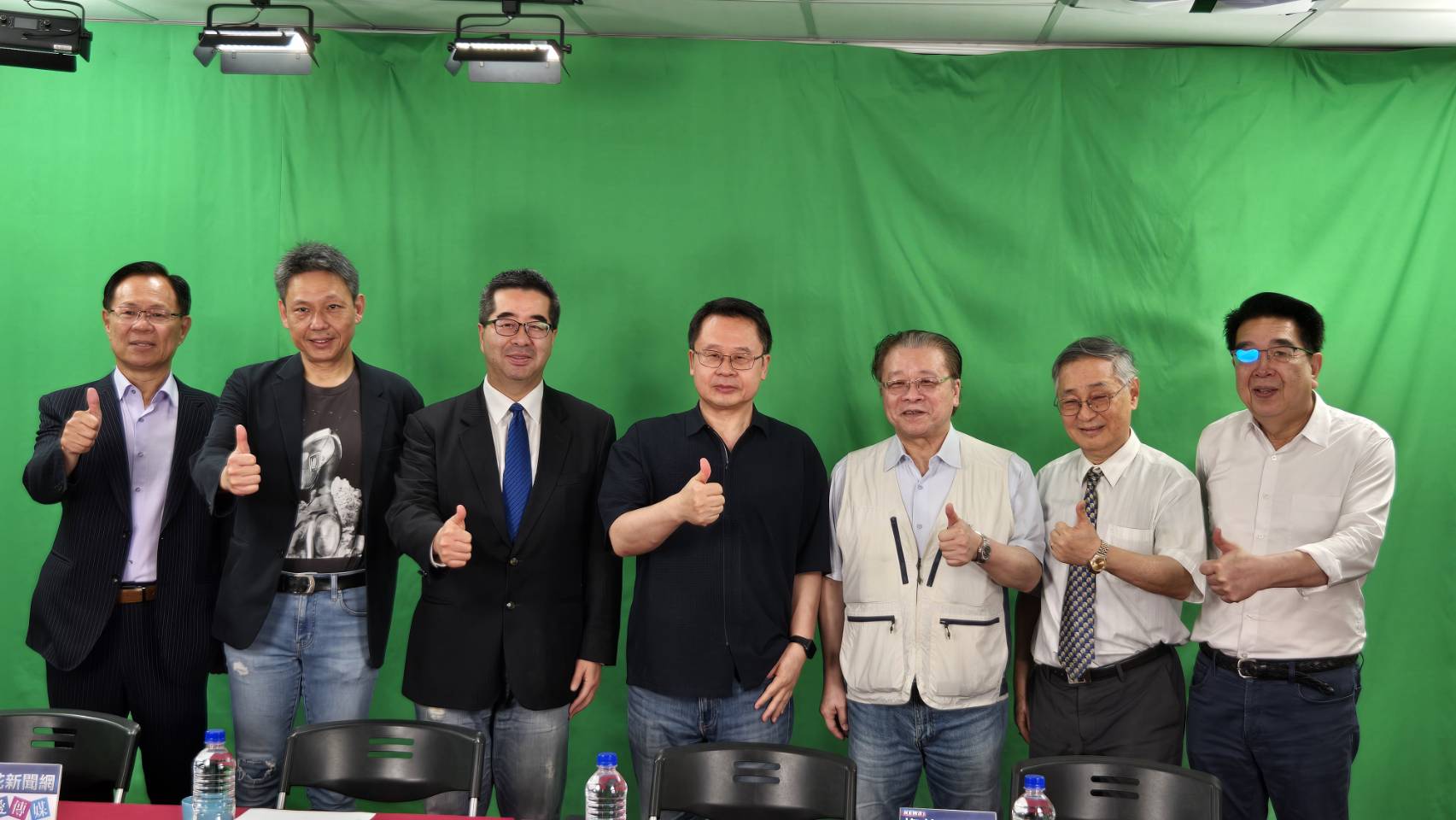 【2026選舉觀察站】首場論壇14日登場,與會者合影。圖/記者宋秉忠攝