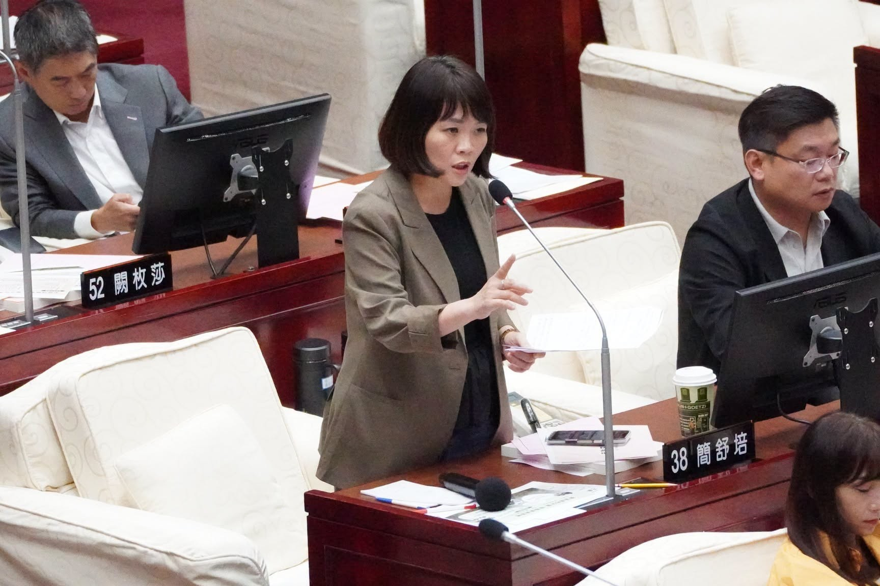 簡舒培「限3天算出北市府5年用紙」引眾怒！王鴻薇：行政院也比照辦理？