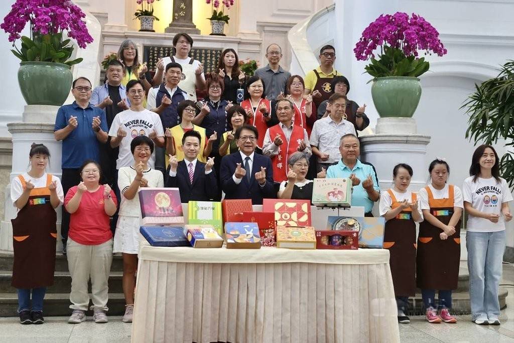 總統府8月20日舉行公益秋節禮盒推廣活動，秘書長潘孟安、副秘書長何志偉與庇護工場及社福團體代表合影，現場展示多款中秋禮盒。圖／中央社