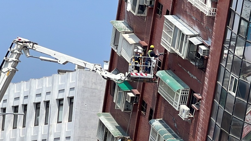 大陸報導花蓮強震，天王星大樓是最被關注的焦點。圖為台灣省土木技師公會人員4日乘坐高空吊臂，從外牆逐樓鑽探採樣傾斜的大樓。 圖/中央社