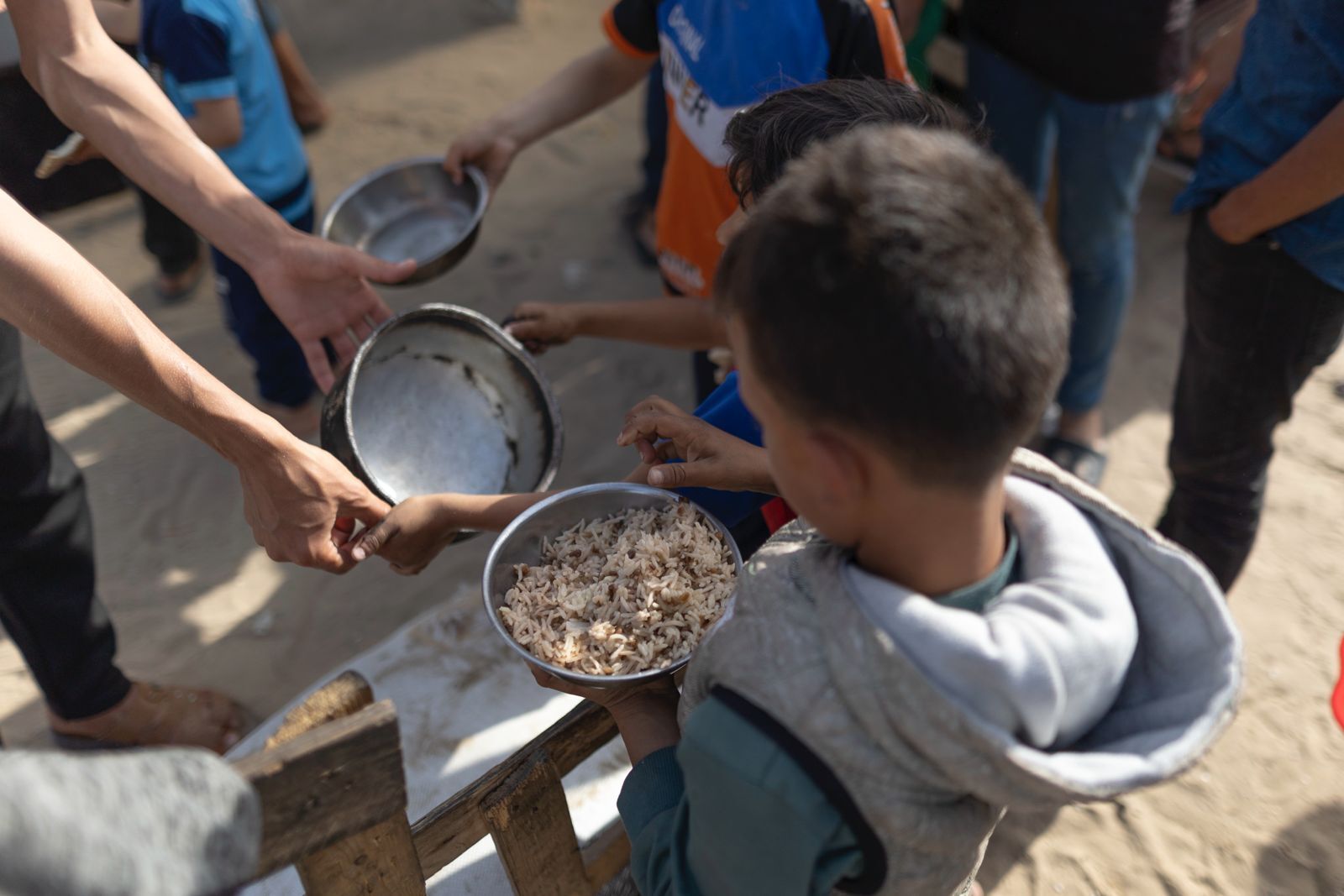 WCK 團隊動員到加薩各地向流離失所的巴勒斯坦人分發糧食。圖/取自World Central Kitchen @WCKitchen