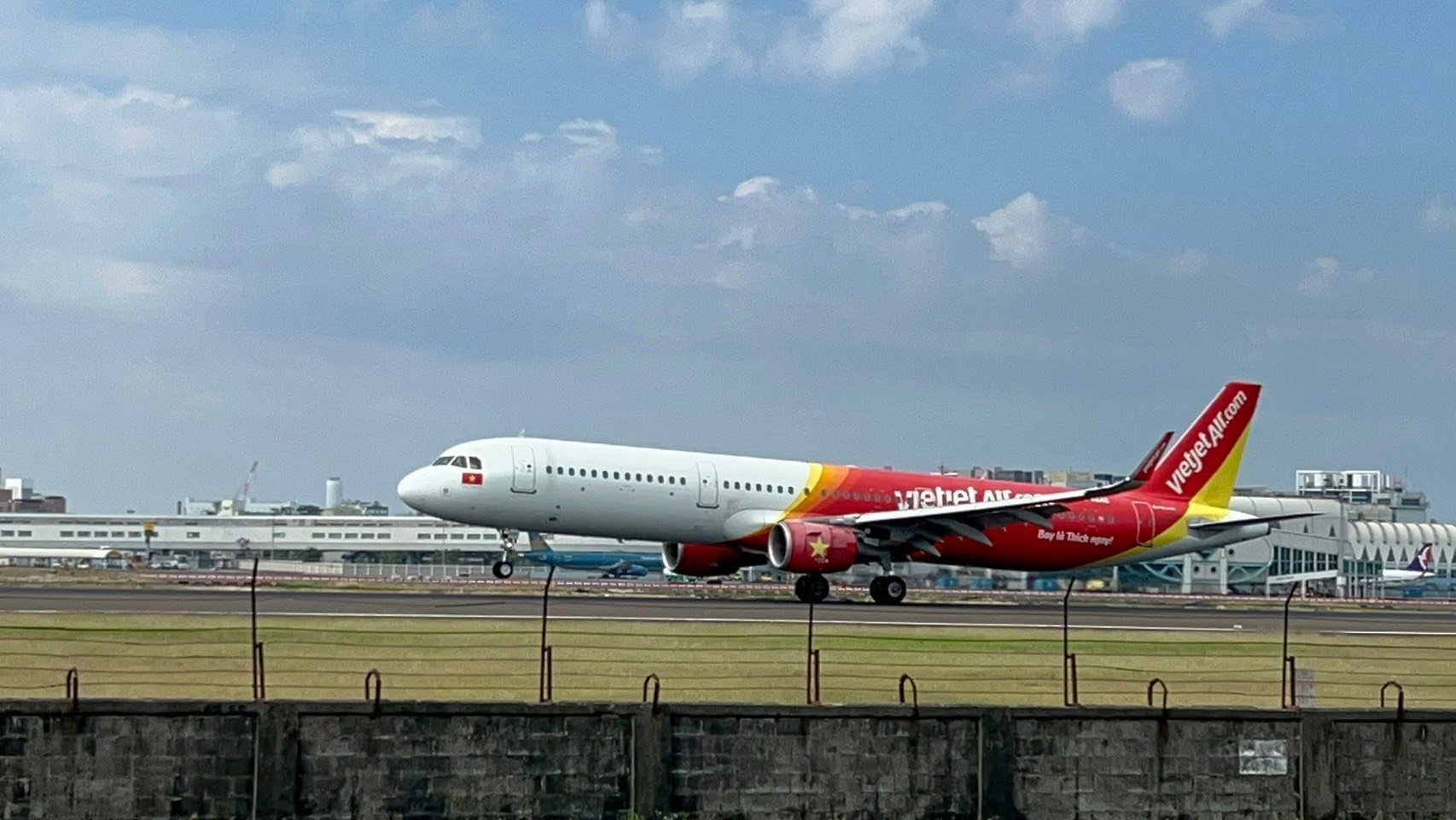 機艙「玻璃驚見裂痕」緊急降落小港　越捷航空致歉 