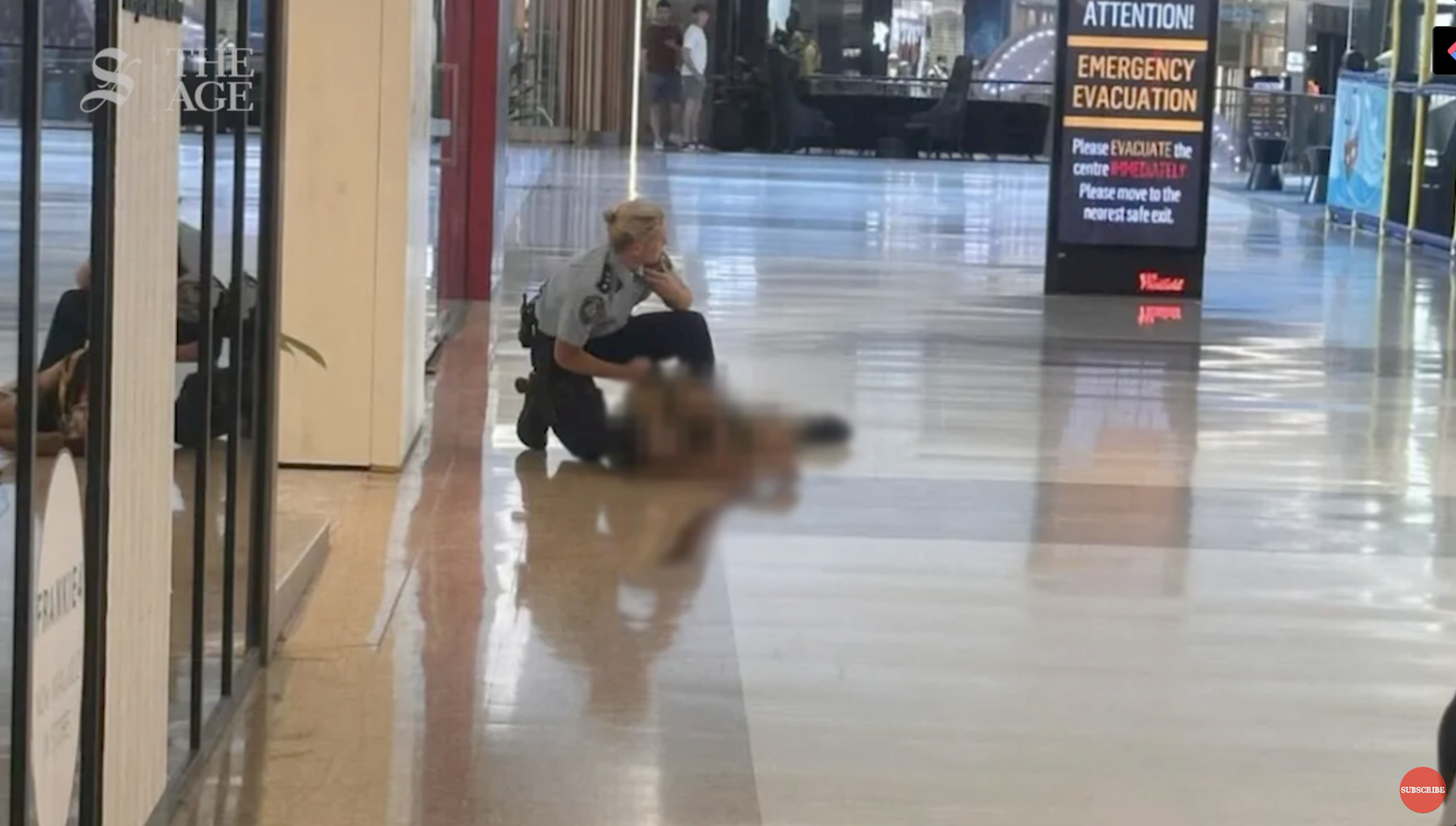 英勇的女警在購物中心內追蹤嫌犯，當嫌犯突然轉身舉刀準備襲擊，將他射殺。圖/翻攝自The Sydney Morning Herald and The Age YouTube頻道