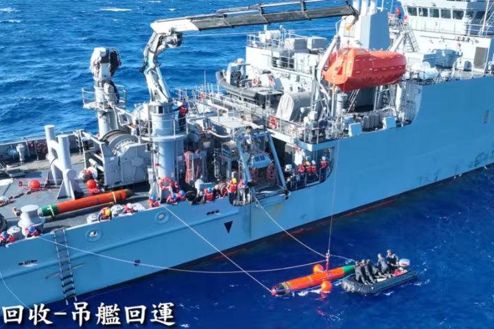 海鯤艦操雷測試，後經由定位回收操雷，魚雷吊上「大武艦」回收。圖/取自台船影片
