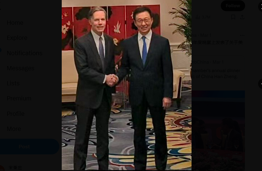 美國駐中大使伯恩斯(左)1日與中國國家副主席韓正出席中國美國商會晚宴。圖/取自美國駐華大使館X