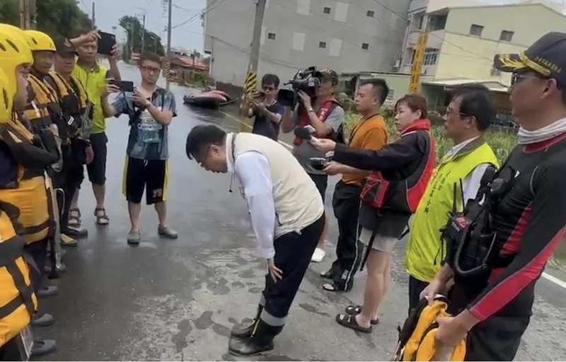 颱風凱米過境造成台南多處淹水，市長黃偉哲（中）27日視察麻豆區小埤里，向救災人員鞠躬致謝。 （台南市政府提供）圖／ 中央社